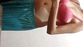 Indian girl exposes her buttocks while bathing