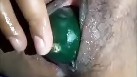 Amiga se masturba con un pepino y gime riquisimo