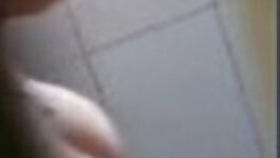 Desi aunty bathing hidden cam capture