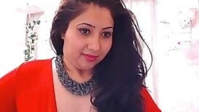 Luxurious Desi woman with awesome XXX curves nicely moves on webcam