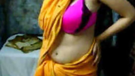 Indian XXX slut takes her yellow sari and stay with naked sex jugs