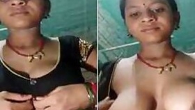 Adorable slut denudes her XXX coconuts and Desi pussy amateur camera