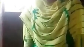 Bangladeshi girl shows her tits