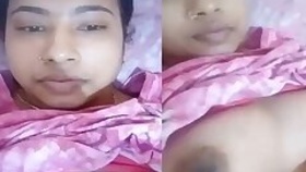 Desi's wife shows her tits