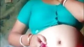 Desi bhabhi shows her pussy