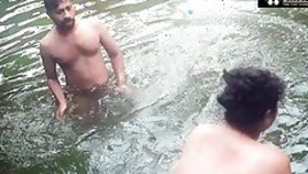 Desi Bhabhi Ko Pani me gira ke khub choda