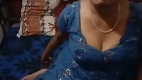 Bhabhi has an affair, moans as her lover jerks her pussy